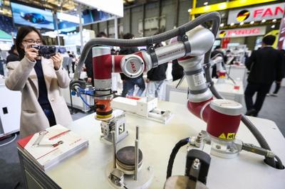 像人一样“手眼配合”工作,新一代智能机器人亮相上海展会